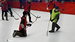 Почти 400 детей сыграли в хоккей в валенках на льду «Уральской молнии»