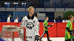 Почти 400 детей сыграли в хоккей в валенках на льду «Уральской молнии»