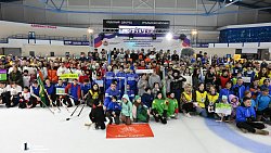 Почти 400 детей сыграли в хоккей в валенках на льду «Уральской молнии»