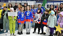 Почти 400 детей сыграли в хоккей в валенках на льду «Уральской молнии»