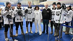 Почти 400 детей сыграли в хоккей в валенках на льду «Уральской молнии»