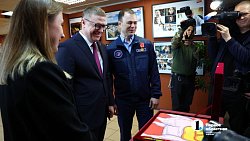 Побывавший в космосе флаг Челябинской области передали Историческому музею