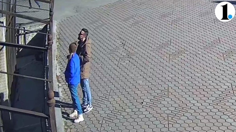 Челябинец накормил медведицу в зоопарке фастфудом