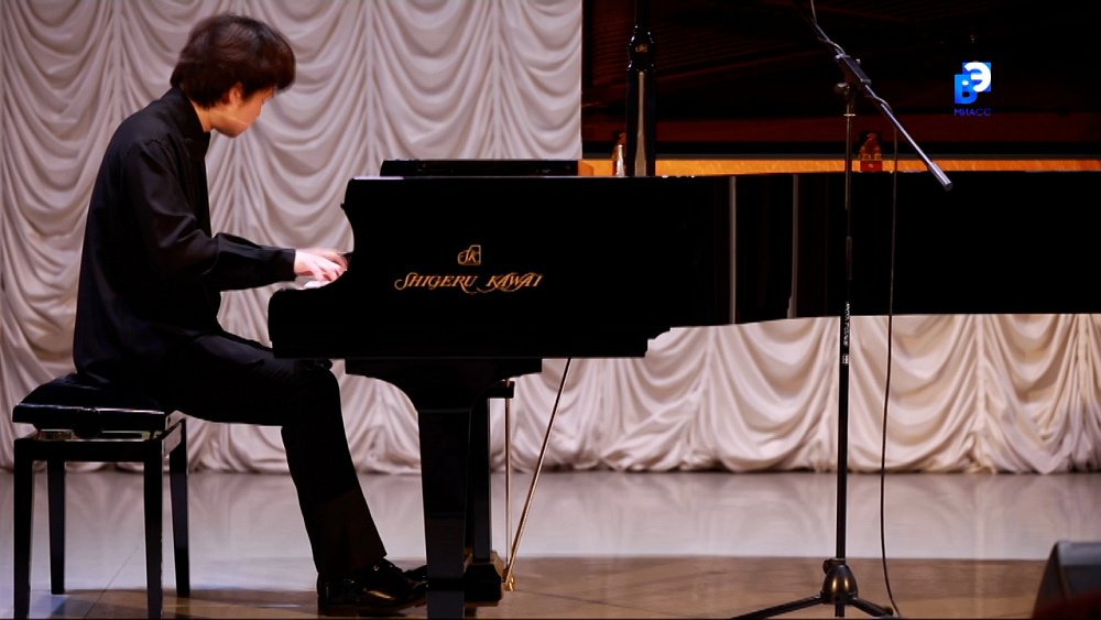 Китайский пианист играет Рахманинова в Миассе