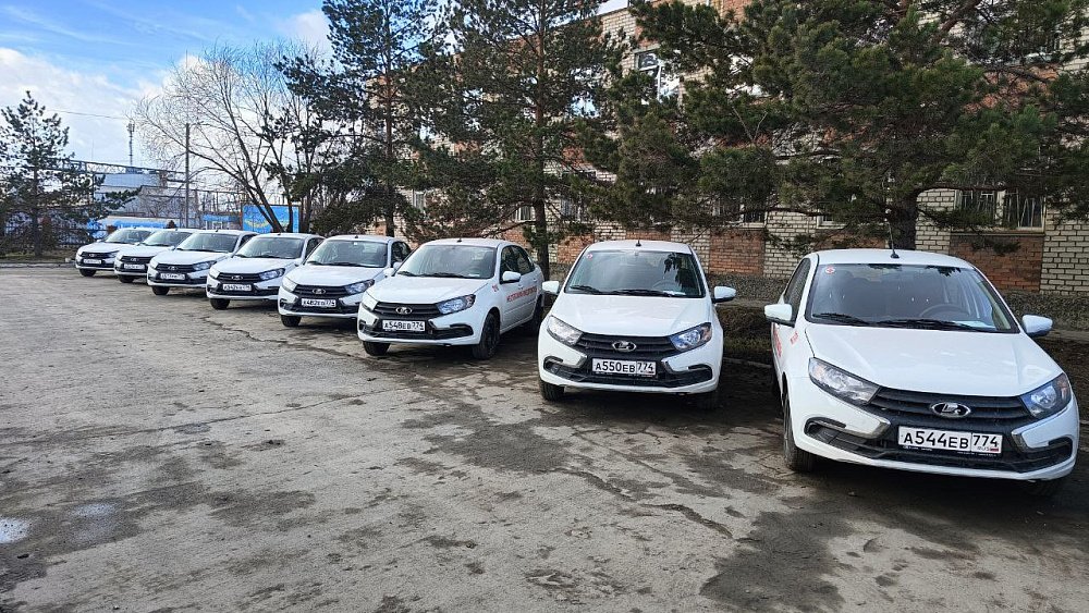 Восемь новых машин пополнили автопарк челябинских неотложек