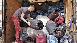 Постельное белье, воду и сапоги отправили пострадавшим от паводка жителям Оренбургской области