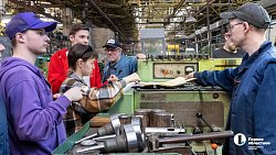 ЧТЗ впервые устроил экскурсию для слабослышащих студентов