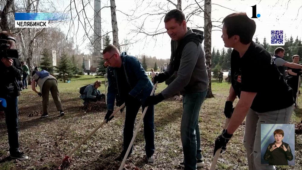 Депутаты ЗСО вышли на субботник в Сад Победы