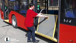 Челябинский водитель рассказала, почему в красных троллейбусах не падают пассажиры