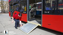 Челябинский водитель рассказала, почему в красных троллейбусах не падают пассажиры