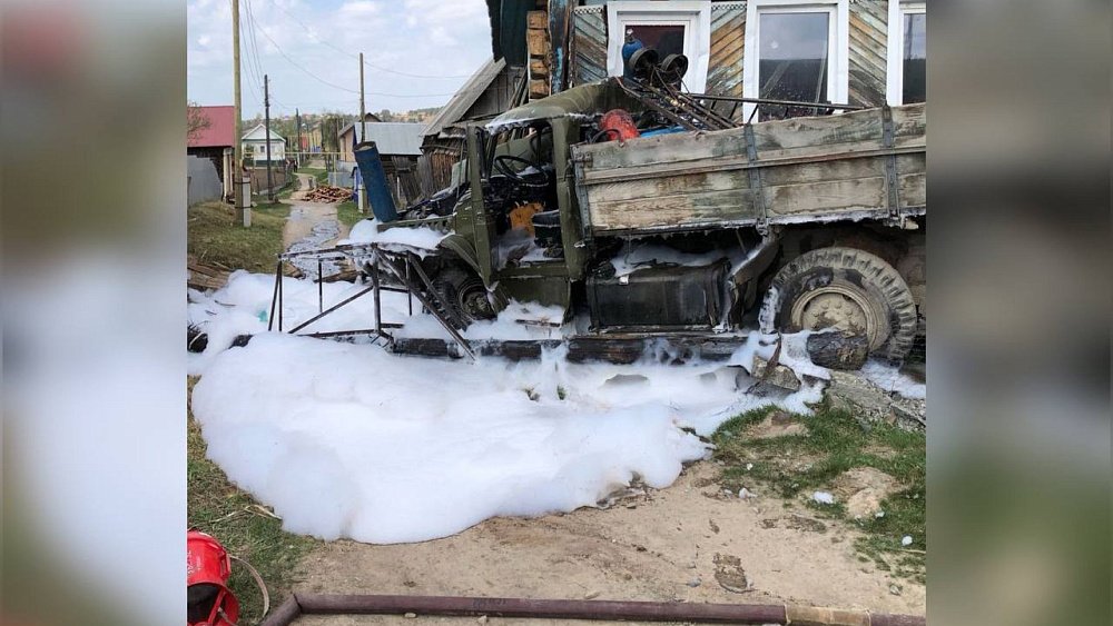 Груженный баллонами с пропаном грузовик «Урал» врезался в дом