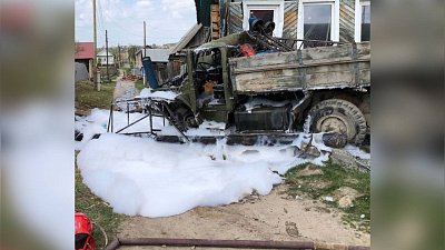 Груженный баллонами с пропаном грузовик «Урал» врезался в дом