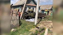 Груженный баллонами с пропаном грузовик «Урал» врезался в дом