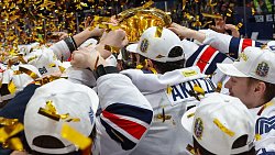 Кубок в надежных руках — фоторепортаж из победной раздевалки ХК «Металлург»