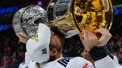 Кубок в надежных руках — фоторепортаж из победной раздевалки ХК «Металлург»