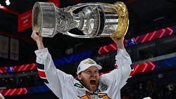 Кубок в надежных руках — фоторепортаж из победной раздевалки ХК «Металлург»