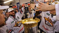 Кубок в надежных руках — фоторепортаж из победной раздевалки ХК «Металлург»