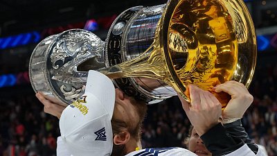 Кубок в надежных руках — фоторепортаж из победной раздевалки ХК «Металлург»