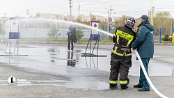 Жарко и экстремально: на челябинских журналистов надели 35‑килограммовые боевки