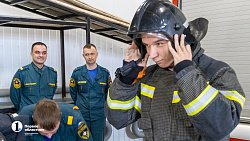 Жарко и экстремально: на челябинских журналистов надели 35‑килограммовые боевки