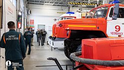 Жарко и экстремально: на челябинских журналистов надели 35‑килограммовые боевки