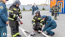 Жарко и экстремально: на челябинских журналистов надели 35‑килограммовые боевки