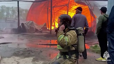 В Копейске пожар охватил ангар мебельной фабрики