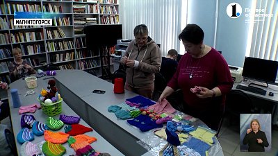 Магнитогорские волонтеры вяжут одежду и игрушки недоношенным детям