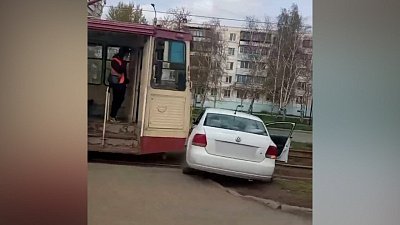 В Челябинске на проспекте Победы столкнулись легковой автомобиль и трамвай