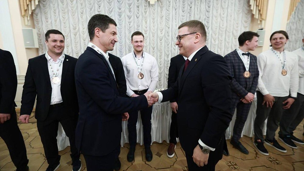 Алексей Текслер вручил бронзовые медали ХК «Белые медведи»