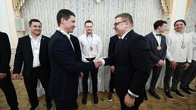 Алексей Текслер вручил бронзовые медали ХК «Белые медведи»