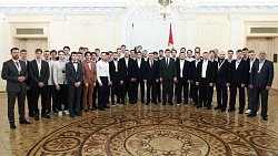 Алексей Текслер вручил бронзовые медали ХК «Белые медведи»