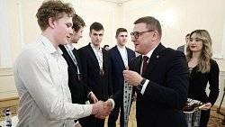 Алексей Текслер вручил бронзовые медали ХК «Белые медведи»