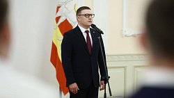 Алексей Текслер вручил бронзовые медали ХК «Белые медведи»