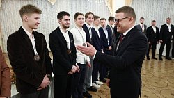 Алексей Текслер вручил бронзовые медали ХК «Белые медведи»