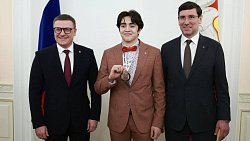 Алексей Текслер вручил бронзовые медали ХК «Белые медведи»