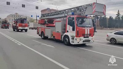 В Челябинске пожарная техника выехала на показательный автопробег