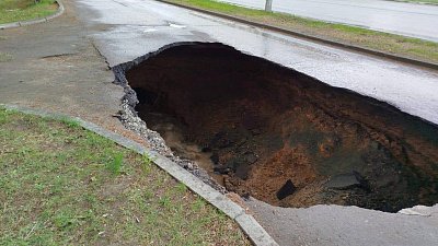 В Челябинске глубокая яма образовалась из-за провалившегося асфальта