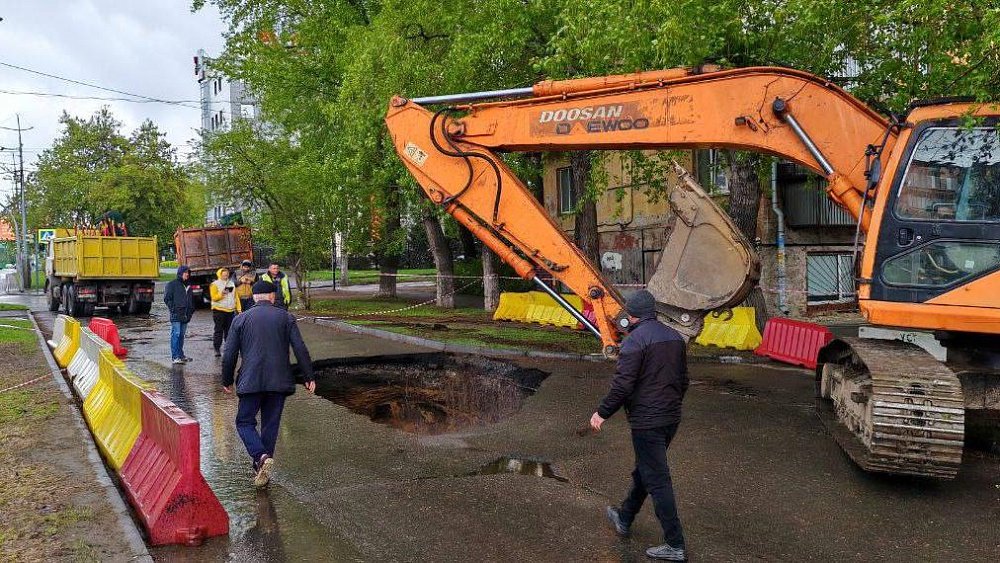 Место провала в Челябинске готовят к замене труб