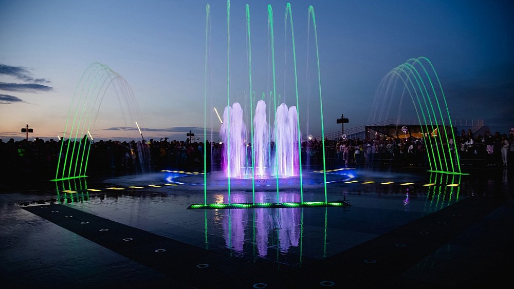 В Магнитогорске запустили светомузыкальный фонтан