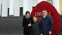 Алексей Текслер с семьей в праздник Пасхи посетил Христорождественский собор