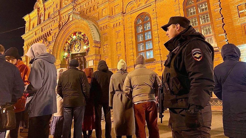 Более 10 тысяч верующих посетили ночные пасхальные службы в Челябинске