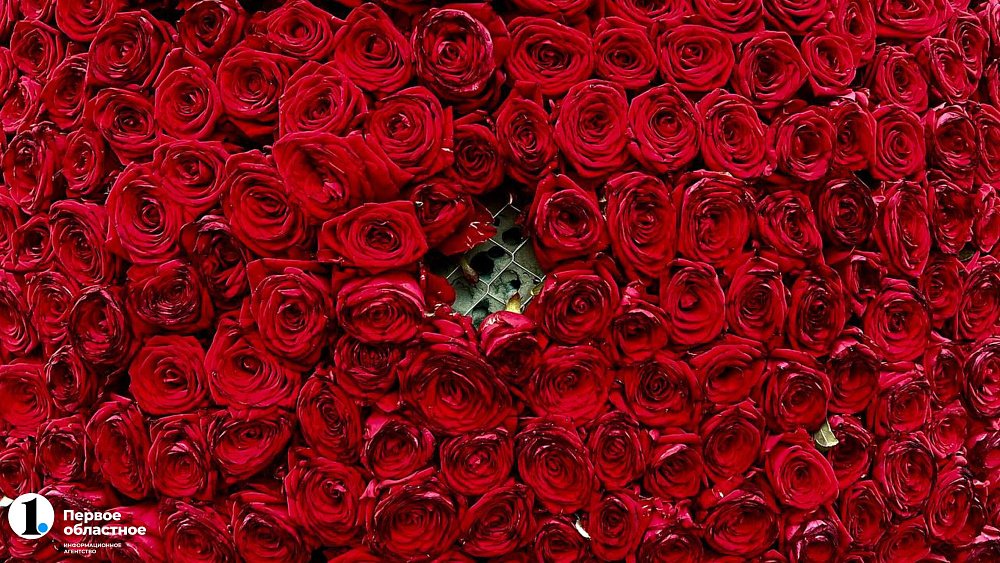 Вандалы: в Челябинске портят пасхальные яйца из роз