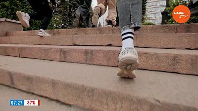 Раз ступенька, два ступенька в сюжете «День перешагивания через ступеньку»