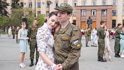 Челябинские студенты исполнили «Вальс Победы»