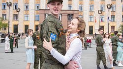 Челябинские студенты исполнили «Вальс Победы»