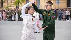 Челябинские студенты исполнили «Вальс Победы»