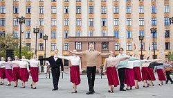 Челябинские студенты исполнили «Вальс Победы»