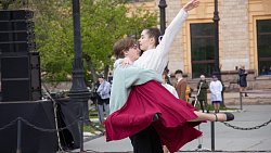 Челябинские студенты исполнили «Вальс Победы»