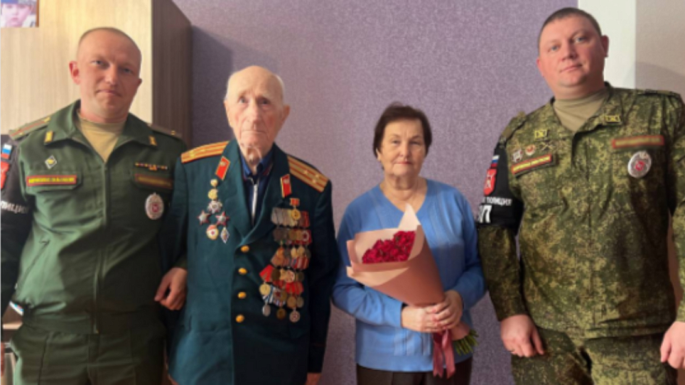 В Челябинске военные полицейские ЦВО навестили ветерана в канун Дня Победы
